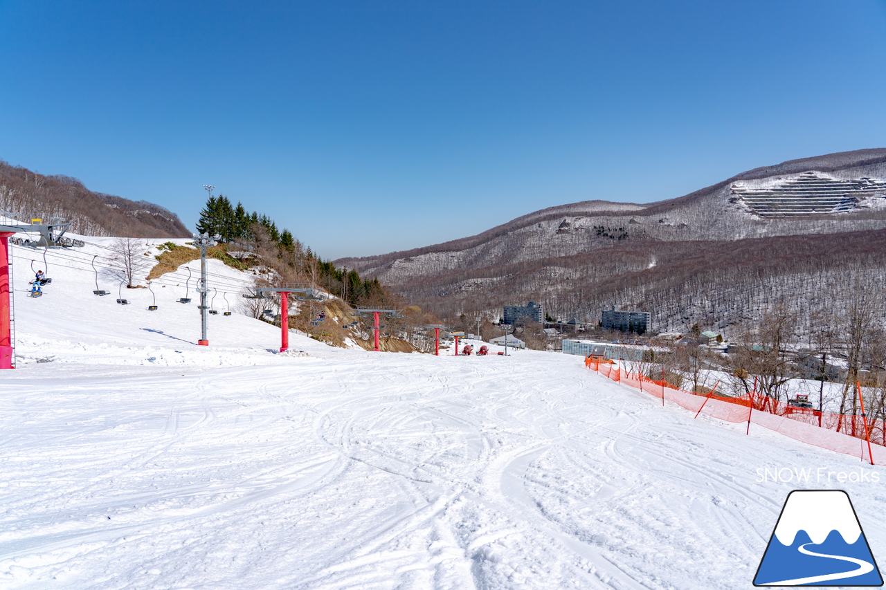 朝里川温泉スキー場｜豊富な残雪のおかげで、4月10日（日）まで営業延長中！日本海を眺めながら、のんびり春スキー＆スノーボードを楽しみましょう♪